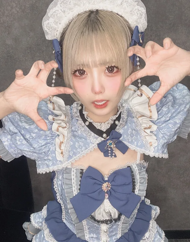 水色のメイド服姿で撮影した写真