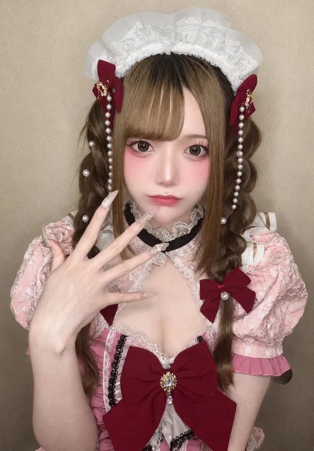 ボルドーとピンクのメイド服姿で撮影した写真