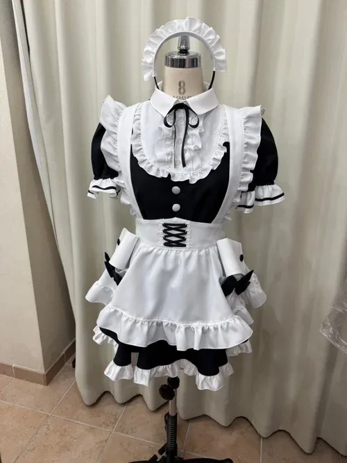 クラシックな白×黒のメイド服（Lily Maid の実物衣装）